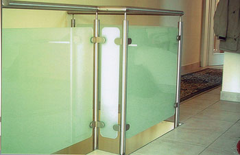 Glas-Edelstahl-Balustrade im Flur, ausgeführt von Metallbau Oekenpöhler