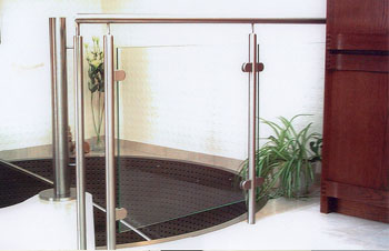 Glas-Edelstahl-Balustrade im Hauseingang, ausgeführt von Metallbau Oekenpöhler